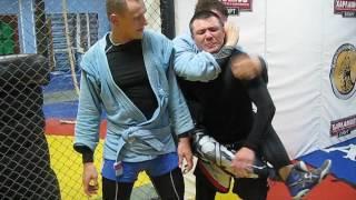 Из арсенала оздоровительной борьбы- лазания по опорам с удушениями.