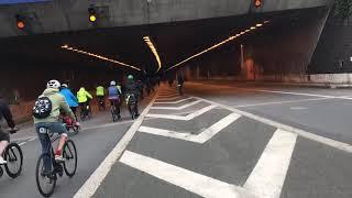 1500 Fahrräder fahren durch den Schnellstraßen Tunnel Wambel