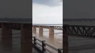 Godavari railway bridge || Godavari floods || Train Speeds through bridge