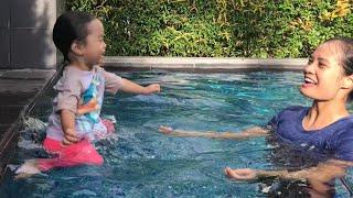 Baby swimming 21-06-2023-2. Selena is a confident baby swimmer.
