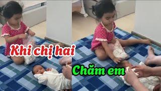 Moon xứng đáng chị hai khi phụ mẹ trông em,  sáng đi học chiều về thích phụ mẹ trông em lắm ạ 