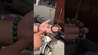 帮粉丝在石佛寺玉器交易批发市场淘到和田玉佛公和手串 石佛寺代购，潘潘老师在石佛寺玉器交易批发市场帮粉丝淘到和田玉湖水绿佛公吊坠，和田玉青玉圆珠手串，粉丝很满意，感谢信任#和田玉 #石佛寺玉器市