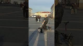 Известный питерский музыкант  Николай на Дворцовой