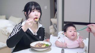 첫 이유식 먹는 날.. 아내와 딸이 겹쳐보였다