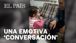 Una niña intenta comunicarse en lengua de signos con su padre sordo y conmueve a los internautas