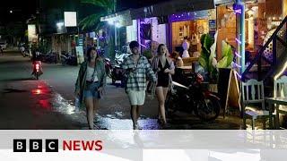 Laos backpackers avoid shots after suspected Methanol poisonings | BBC News