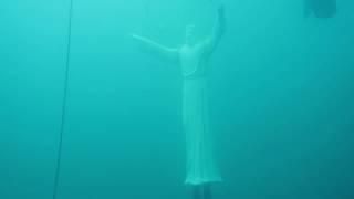 Sumergen imagen de Cristo Redentor en laguna de Apoyo