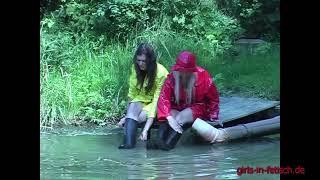 Gummireitstiefel und Regenkleidung im Matsch