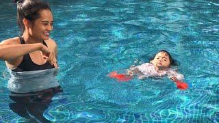 Selena falls in pool, no crying…… baby swimming 22-07-2023-1.