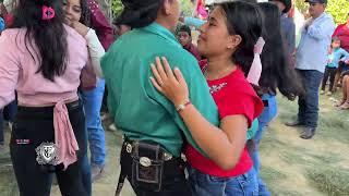 Se acuerdan de esta muchacha que salió bailando solita en un video aquí está nuevamente con