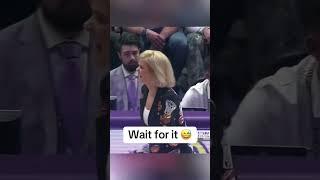 Kim Mulkey slapped her assistant coach’s clipboard  Coach Augustus’ reaction 