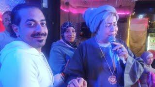 لحظه تقدم الفنان ايمن ابو سما الي عسليه وسط الجمهور
