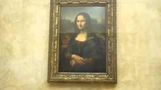 Mona Lisa following eyes looking at you original in Musée du Louvre museum