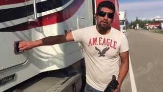 Israel Soto  Rene transport  checando su camión en McBride,British Columbia