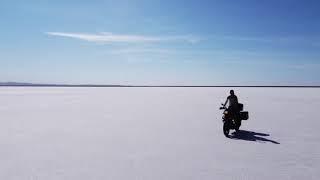 Motosikletle Büyüleyici Tuz Gölü'ne drone ile yolculuk - Riding a motorcycle in a salt lake (Turkey)