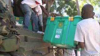 Mariniers helpen met de distributie van shelterboxen in Haïti