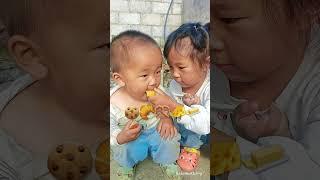 first time eating moon cake| lần đầu bé được ăn bánh trung thu ngon quá ! #shorts #viralvideo