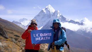 Medical Team Helps Cancer Patient Make Ambitious Trek to Mount Everest (Spanish)