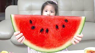 How to eat yummy watermelon! Seoeun Plays with AWESOME MINI APPLE/WATERMELON!