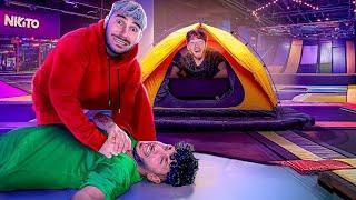 Survivre une Nuit dans un Trampoline Park (il finit à l'hôpital)