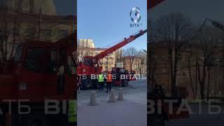 У Вінниці на вулиці Пирогова впала електроопора. На місці працюють комунальні служби