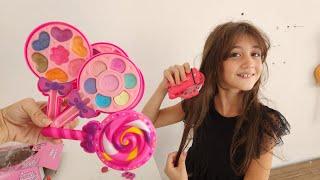 Eylül Lolipop Makyaj Setiyle Makyaj Yaptı Saç Süsleme Makinesiyle Saçlarını Süsledi | fun kids video