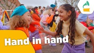 Kinderen voor Kinderen - Hand in hand (Officiële videoclip)