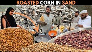 ROASTED CORN IN SAND | ROADSIDE SELLER | KARACHI STREET FOOD| THE GLOBAL BITES