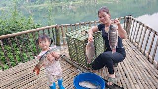 make fish traps and prepare dinner with her daughter - a single mother