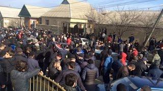 Parishioners of closed mosque go out into streets of Khasavyurt