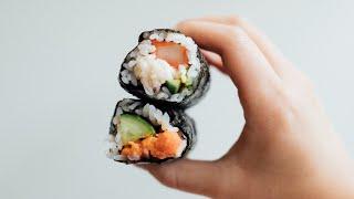 MANGIAMO SUSHI E MAKIMONO DEL SUPERMERCATO GIAPPONESE PER CENA