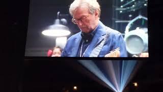 אריק קלפטון במחווה למלכת אנגליה | Eric Clapton opens Chicago concert with 'God Save the Queen'