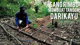 Sang Rimbo Membuat Tangga dari batang kayu