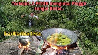 Terkejut..!!PITON mengintai Pinggir Sungai Besar || masak makan malam di hutan