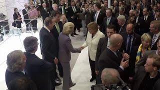 Schaeffler auf der IAA 2015 – Bundeskanzlerin Angela Merkel auf dem Messestand [Schaeffler]