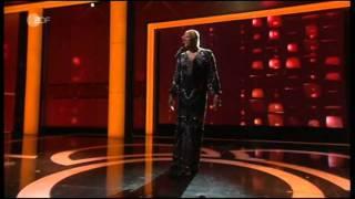 Dionne Warwick gets "Goldene Kamera" and sings "That's what friends are for" - February 4, 2012