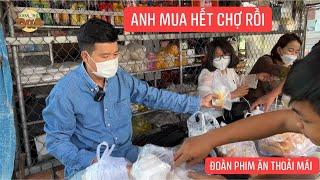 Khương Dừa gom hết bánh trái chợ quê mời đoàn phim, bà con buôn bán được ai cũng vui mừng