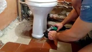 Dismantling of an old toilet bowl