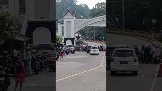 Info hari ini Jalan ditutup pas digerbang menuju Lembah Anai Padang panjang pukul 16