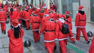 Um exército de Papai Noel! Feliz Natal  Clau Amorim