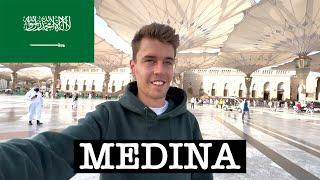 MEDINA, SAUDI ARABIA  جاي يصلي في المسجد النبوي 