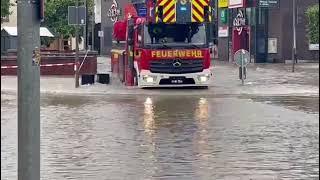 Drehleiter fährt in offenen Schacht und beschädigt seine Hinterachse