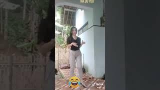 Ngintip memek tembem di depan rumah