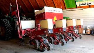 How Does A Corn Planter Work? Case International 900 Cyclo Air Corn Planter!