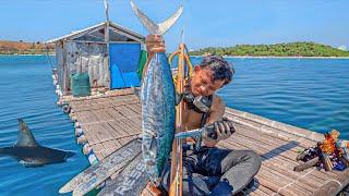 CAMPING, 2 HARI BERBURU IKAN MONSTER TENGAH LAUT !