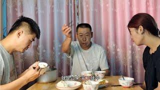 东北吉林人，地道农家菜，一块大豆腐，一碗辣椒酱，爷仨吃的很香