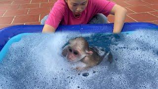 So Cute! Luk enlisted hid from mom go swimming with soap bubbles