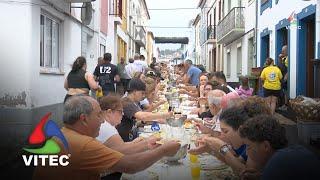 Império da Caridade, do Corpo Santo, tem mesa posta na rua para quem chega