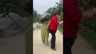 奇怪了，今天的口袋怎么这么重啊？#幽默 #funny #正能量剧情 #搞笑节目 #搞笑 #沙雕剧情 #欢乐剧集 #comedy #高能段子手