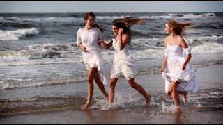 Beauties on the beach, bts